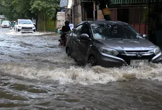 Sejumlah kendaraan terjebak banjir di kawasan Kemang Timur, Jakarta, Kamis (4/1/2024).(Liputan6.com/Herman Zakharia)
