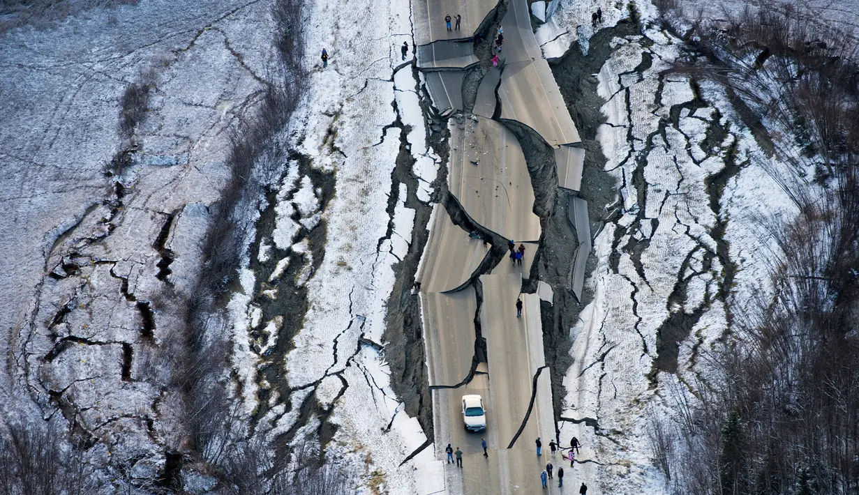 Foto udara kerusakan di Vine Road setelah gempa bumi melanda Wasilla di Alaska, Jumat (30/11). Gempa bermagnitudo 7.0 dan 5.7 menghancurkan jalan raya dan gedung-gedung serta memicu peringatan gelombang tsunami. (Marc Lester/Anchorage Daily News via AP)