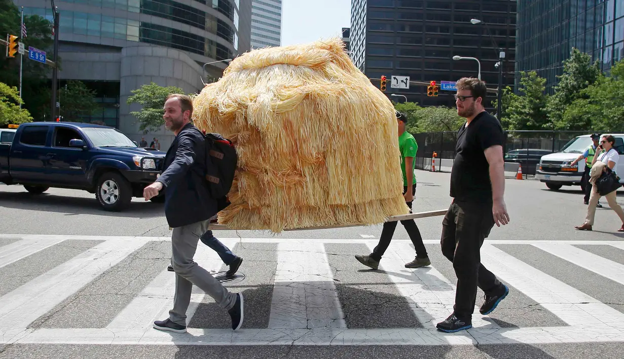 Gubuk menyerupai rambut Donald Trump dibawa kembali ke New York, di Cleveland, 19 Juli 2016. Gubuk 'Trump Hut' itu bentuk sindiran kepada Trump yang diyakini bisa memperbesar kesenjangan sosial di AS bila terpilih menjadi presiden. (REUTERS/Jim Urquhart)