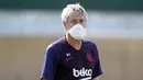 Pelatih Barcelona, Quique Setien, mengamati anak asuhnya saat menggelar latihan di Joan Gamper, Barcelona, Senin (25/5/2020). Latihan tersebut untuk persiapan jelang kembali bergulirnya La Liga Spanyol. (AFP/Miguel Rui)