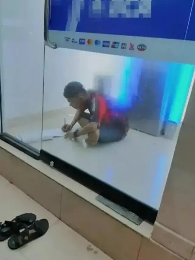 6 Potret Orang Fokus Belajar di Tempat Absurd Ini Kocak