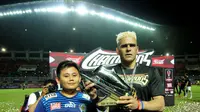 Striker Arema FC, Cristian Gonzales menerima hadiah sepatu emas usai menjadi top scorer Piala Presiden 2017 (Foto: Helmi Fithriansyah/Liputan6.com)