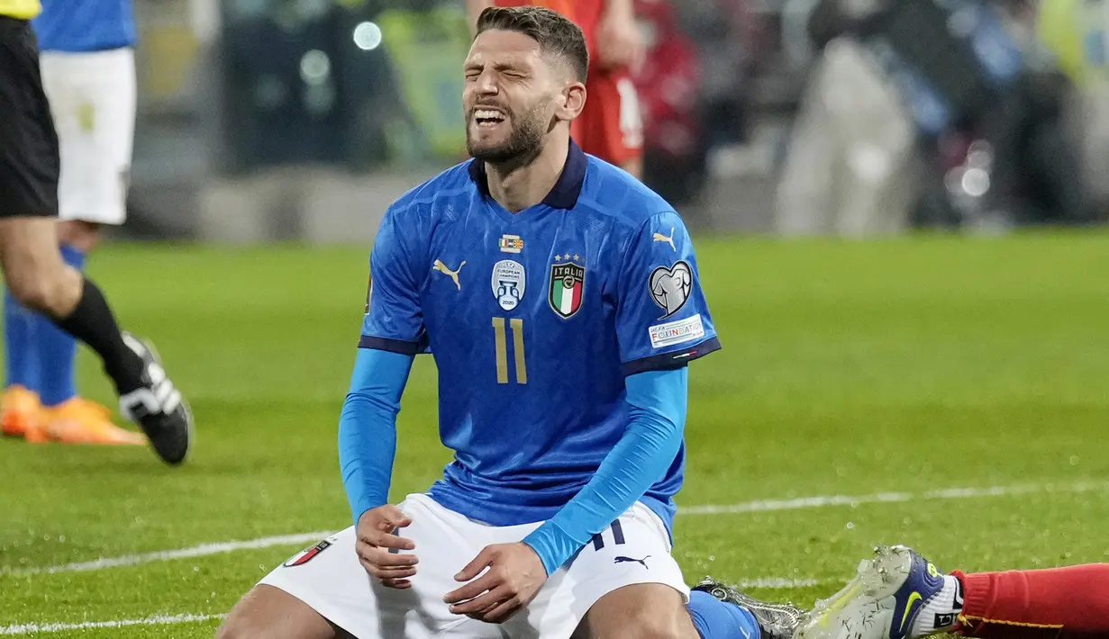 Tim Azzurri langsung panik dan mencoba mencetak gol balasan tapi Makedonia Utara sukses mempertahankan keunggulannya sampai peluit panjang dibunyikan. (AP/Antonio Calanni)