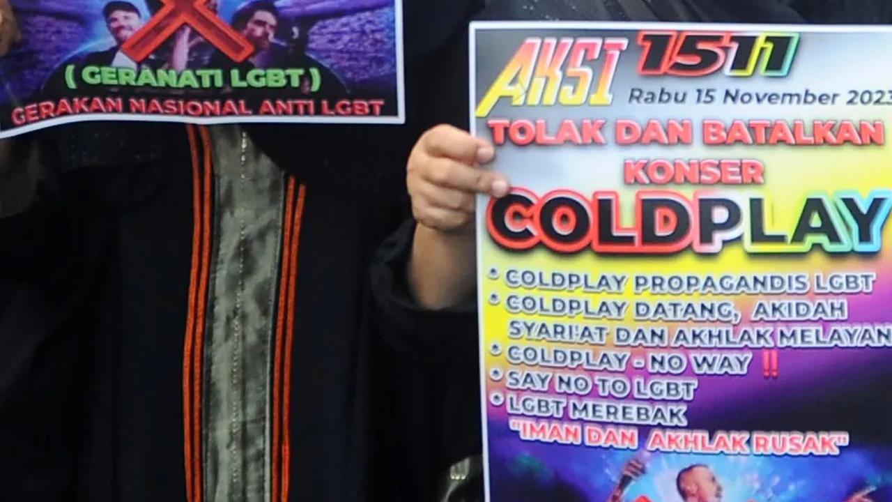 Sehingga, pihaknya tak menginginkan keberadaan grup band yang pro LGBT itu di Indonesia.