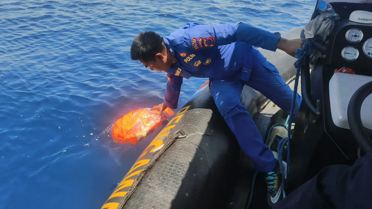 Tim SAR mencari korban hilang KM Feronia. (Liputan6.com/Ola Keda)