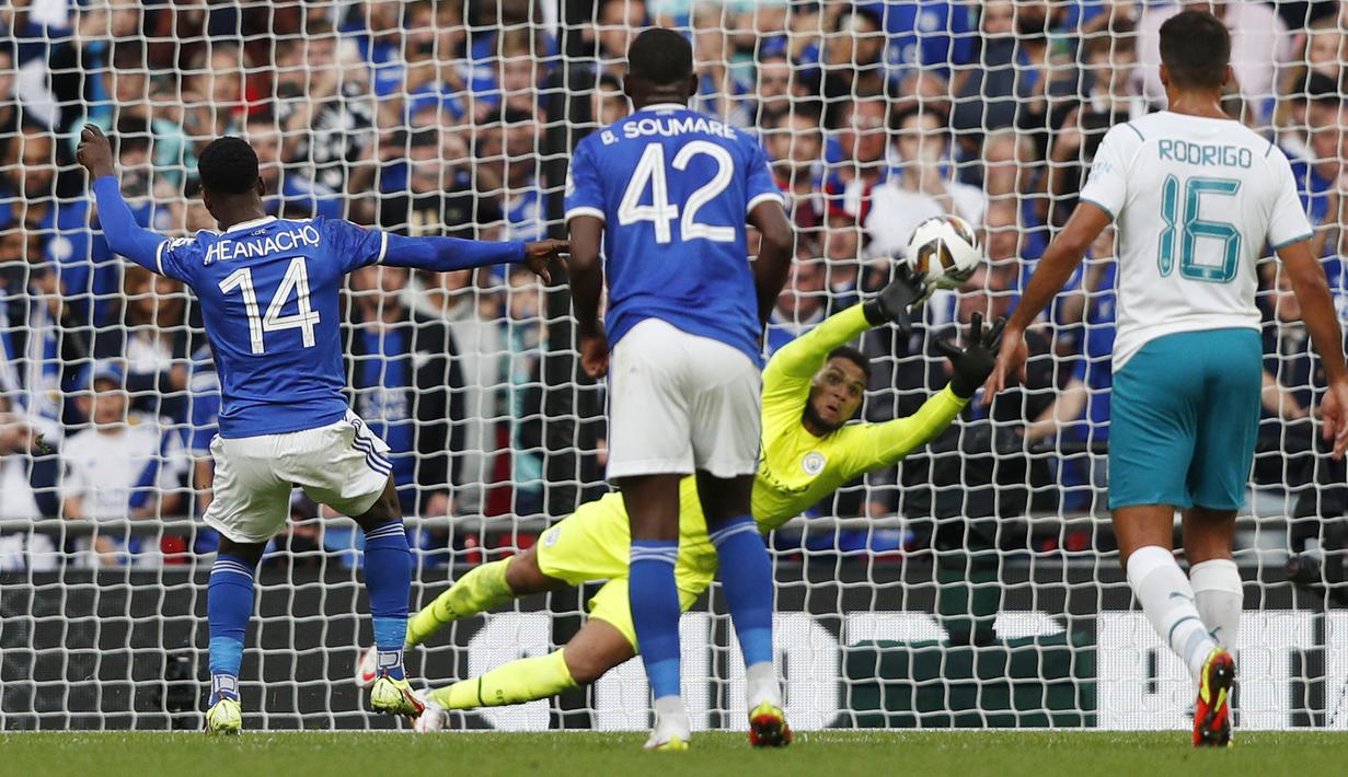 Kebuntuan akhirnya pecah pada menit ke-89. Kelechi Iheanacho (kiri) sukses menjadi algojo setelah dirinya dilanggar oleh Ake di dalam kotak pinalti. Tendangannya menghujam ke sudut kiri dari arah kiper Kasper Schmeichel. Skor menjadi 1-0 atas keunggulan Leicester City. (Foto: AFP/Adrian Dennis)