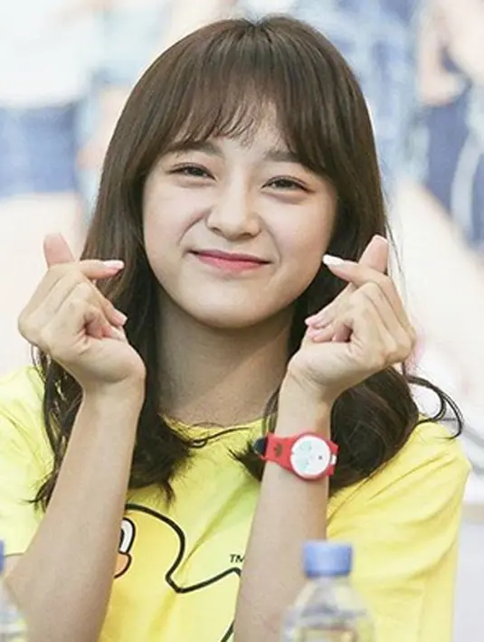 “Ini adalah sebuah lagu dengan lirik yang penuh emosional yang mempengaruhi perasaan, ditambah paduan suara Se jung. Aku yakin kamu akan merasa senang mendengarkan itu. Kim Se Jung, Semangat!” (Instagram/sejeongstagram)