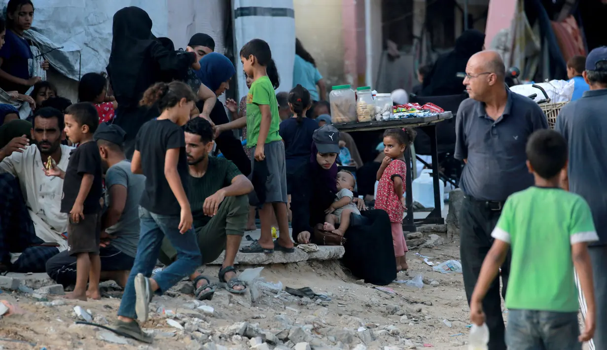 Warga Palestina kembali harus mengungsi untuk mencari keselamatan selama serangan udara dan darat Israel. (Bashar Taleb/AFP)