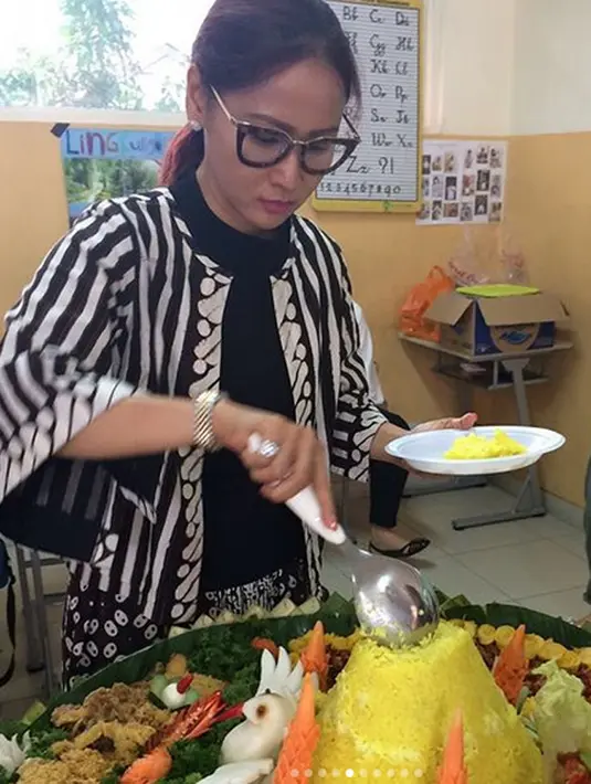 Tak sekedar mengantar, Inul juga turut serta hadir di acara sekolah yang melibatkan orang tua. Seperti belum lama ini, Inul terlihat sedang memotong nasi tumpeng di sekolah Ivan dalam rangka perayaan Hari Guru. (Instagram/inul.d)