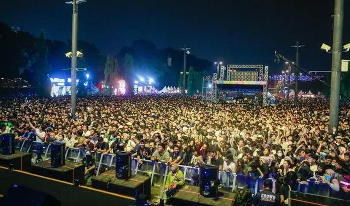 Dipenuhi Aksi Panggung Musisi Indonesia yang Memukau Pengunjung<br>