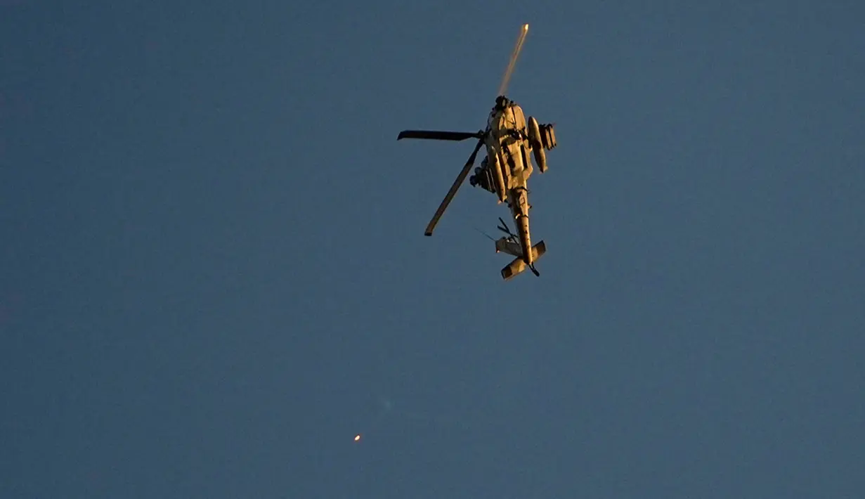 Helikopter Apache Israel menembakkan suar di Jalur Gaza, Jumat (1/12/2023). Israel kembali membombardir Jalur Gaza, disusul serangan roket dari arah Jalur Gaza. (AP Photo/Ariel Schalit)