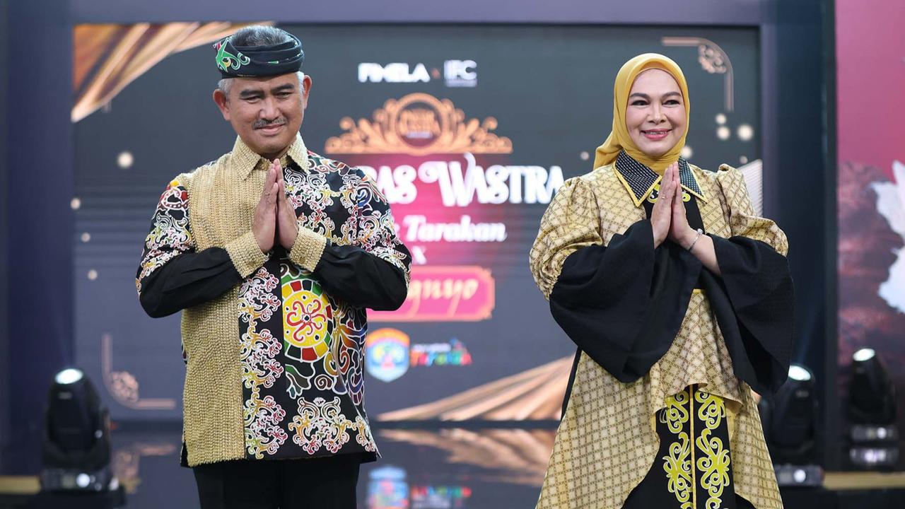 Meriahkan Parade Wastra Nusantara 2025, Wali Kota Tarakan Khairul & Istri Tampilkan Pesona Wastra Tarakan
