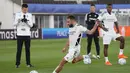 Bek Real Madrid, Dani Carvajal melakukan tembakan ke gawang saat sesi latihan di Stadion Olimpiade Helsinki, Finlandia (9/8/2022). Real Madrid akan bertanding melawan Eintracht Frankfurt pada Piala Super Eropa 2022. (AP Photo/Sergei Grits)