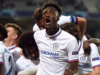 Ekspresi pemain Chelsea Tammy Abraham (tengah) saat rekan setimnya mengerumuni Willian yang berhasil mencetak gol ke gawang Lille pada lanjutan Liga Champions di Stade Pierre-Mauroy, Lille, Prancis, Rabu (2/10/2019). The Blues menang 2-1. (Joe Giddens/PA via AP)