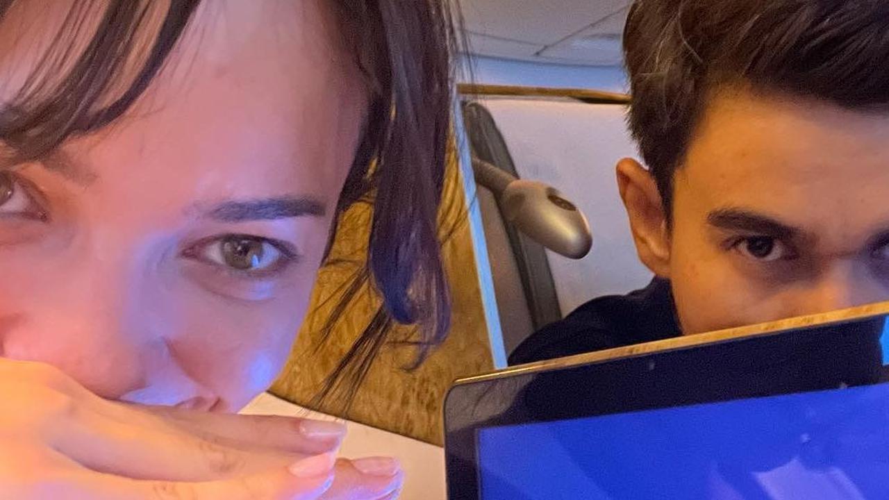 Belum genap sebulan pindah ke Amerika, Enzy mengaku saat ini dia jadi lebih mandiri. Hal tersebut diungkapkan Enzy saat melakukan video call dengan Desta, Vincent Rompies, dan Hesti Purwadinata di acara TONIGHT SHOW beberapa waktu lalu.