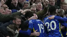 Para pemain Chelsea merayakan dengan fans mereka setelah Thiago Silva mencetak gol kedua timnya ke gawang Tottenham Hotspur pada laga pekan ke-23 Liga Inggris 2021/22 di Stamford Bridge, Senin dini hari WIB (24/1/2022). Chelsea menang dengan skor 2-0. (AP Photo/Kirsty Wigglesworth)