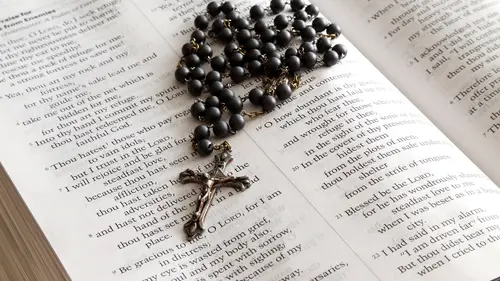 Bacaan Doa Bapa Kami Lengkap dalam Kristen Protestan dan Katolik
