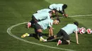 Penyerang Timnas Portugal Cristiano Ronaldo (tengah) menghadiri sesi latihan kualifikasi Piala Dunia 2022 zona Eropa melawan Irlandia di Cidade do Futebol, pinggiran Lisbon, Senin (30/8/2021). Portugal akan menjamu Irlandia di Estadio Algarve pada 2 September 2021. (PATRICIA DE MELO MOREIRA/AFP)