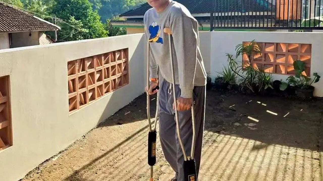 6 Potret Adjie Pangestu Belajar Jalan Usai Alami Cedera Tendon Achilles, Semangat Sembuh
