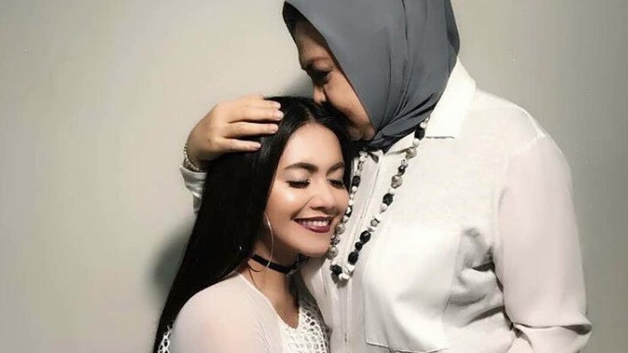 Potret Kebersamaan Denada dengan Emilia Contessa yang Kini Tinggal Kenangan, Saling Dukung di Dunia Musik