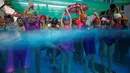 Anak-anak bersiap melakukan latihan berenang di sekolah olahraga Hangzhou Chen Jinglun Natatorium, di Hangzhou, provinsi Zhejiang, China, (10/8). (REUTERS/Aly Song)