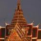 Pemandangan ketika supermoon terlihat dari samping Grand Palace di Bangkok, Thailand, Rabu (31/1). (AP Photo/Sakchai Lalit)