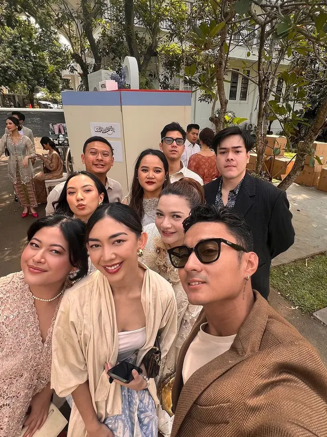 Hadir Bersama Artis yang Lain