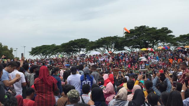 Warga makan bakso gratis di Cikarang, Bekasi.