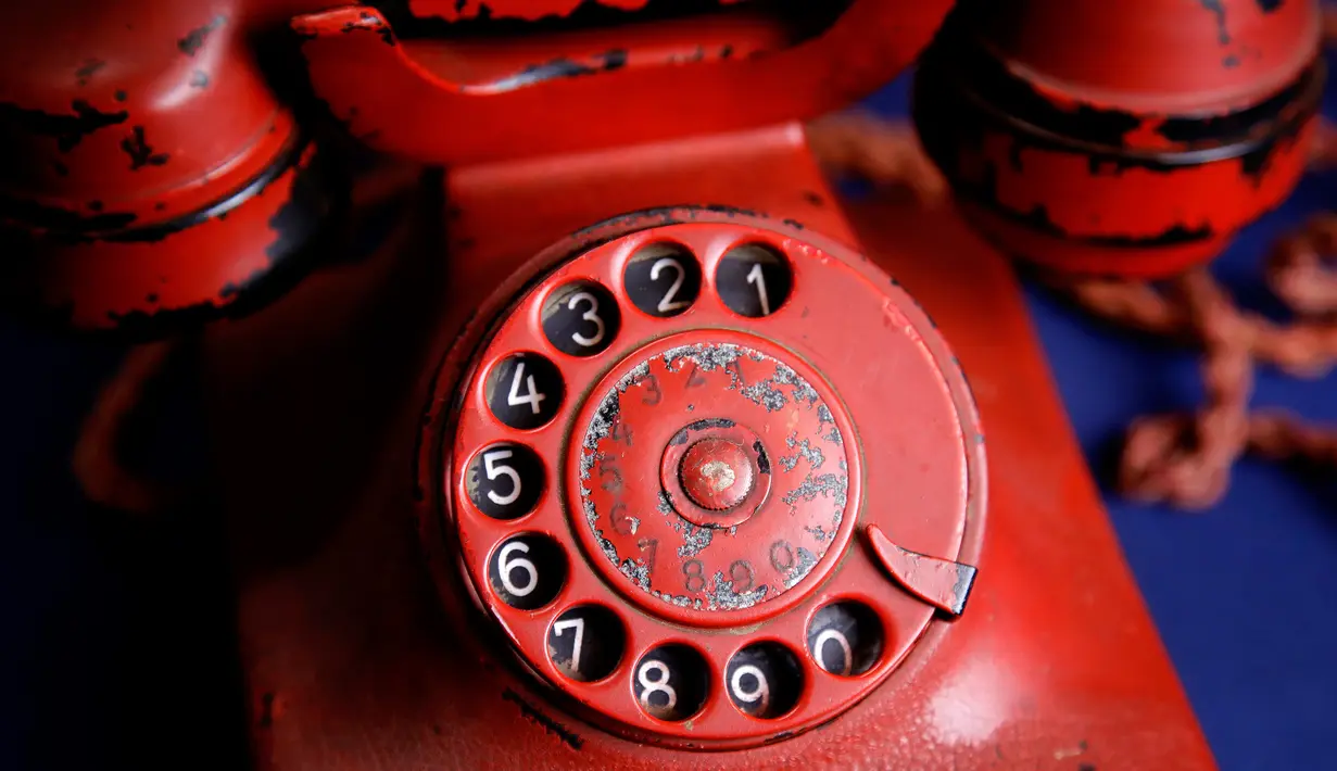 Detail pesawat telepon kuno milik diktator Jerman Adolf Hitler, di Rumah lelang  Alexander Historical Auctions di Maryland, 17 Februari 2017. Telepon kuno itu memiliki sistem rotari untuk menyambungkan nomor kontak seseorang. (AP Photo/Patrick Semansky)
