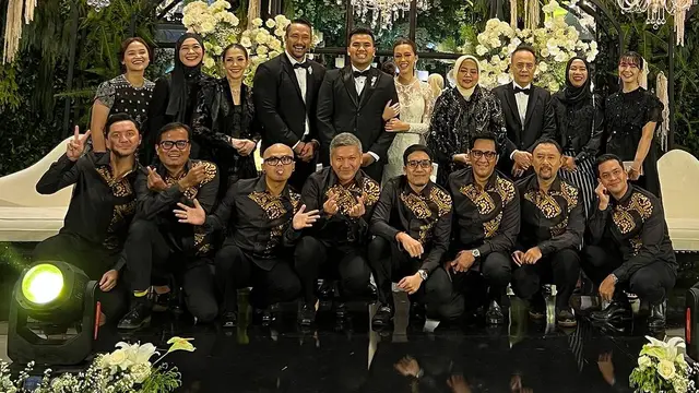 Gaya khas Bapak-Bapak Kondangan dari The Prediksi di Pernikahan Anak Tora Sudiro dengan Seragam Baru, Motif Batiknya Langka!