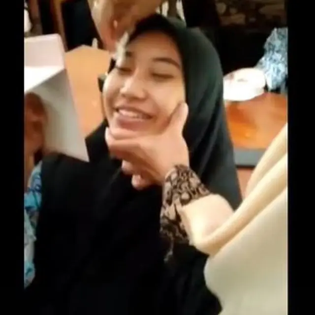 Siswi Dikira Pakai Makeup Alis, Gurunya Berusaha Menghapus Pakai Tisu