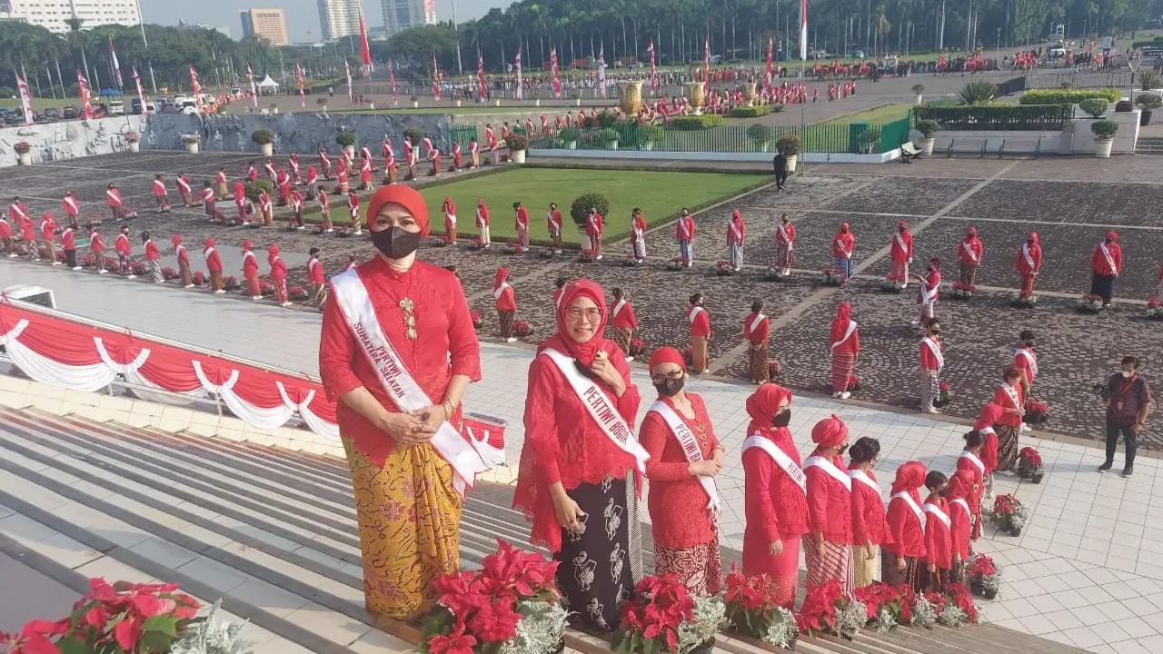 Barisan Berkebaya Penjaga Bendera Pusaka