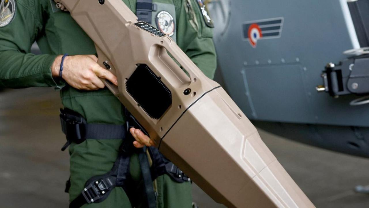 Prajurit Angkatan Udara Prancis memperlihatkan senjata anti-drone terbaru mereka dalam sebuah acara rilis operasi pemantauan drone di bandara militer Villacoublay, dekat Paris. Foto: REUTERS / Sarah Meyssonnier