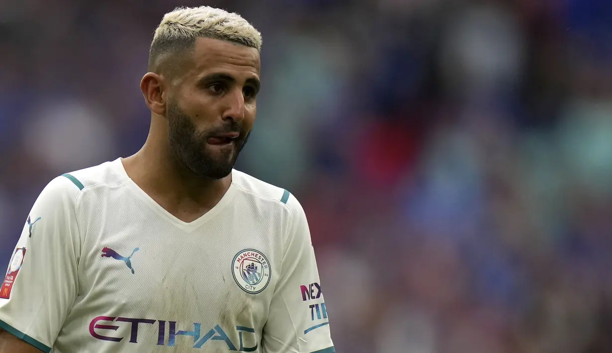 Tempo tak berubah di babak kedua. Mahrez (kanan) mendapatkan peluang di menit ke-59. Dirinya mendapatkan ruang tembak setelah berhasil memanfaatkan kesalahan Ricardo. Sayangnya sepakan masih terlalu keras melambung di atas mistar gawang. (Foto: AP/Alastair Grant)
