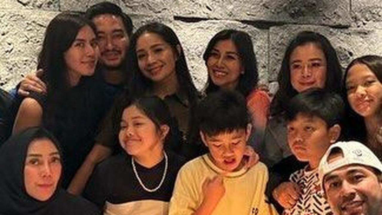 10 Momen Amy Qanita Ibunda Raffi Ahmad Rayakan Ultah ke-59 Bersama Anak, Cucu dan Menantu, Tingkah Lucu Rayyanza Bikin Gemas!