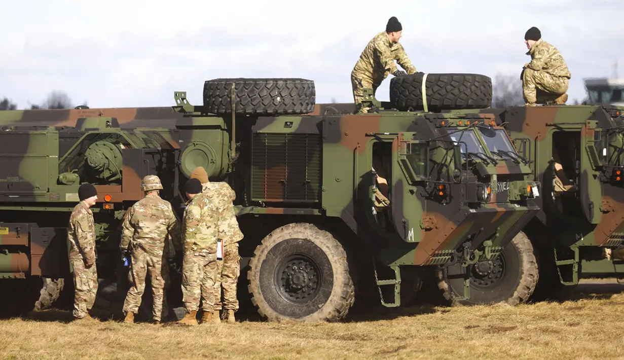 Pasukan AS dari Divisi Lintas Udara ke-82 yang baru-baru ini dikerahkan ke Polandia karena ketegangan Rusia-Ukraina sedang mendirikan kamp di bandara militer di Mielec, Polandia, 12 Februari 2022. Sekitar 4.700 tentara tambahan AS dikerahkan ke Polandia. (AP Photo/Beata Zawrzel)