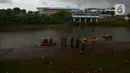 Petugas SAR gabungan Pemadam, Tagana, melakukan pencarian anak yang tenggelam di Sungai Ciliwung Kanal Banjir Barat (KBB), Tomang, Jakarta, Rabu (24/11/2020). Seorang anak dikabarkan tenggelam pada siang menjelang sore tadi di kawasan tersebut. (merdeka.com/Imam Buhori)