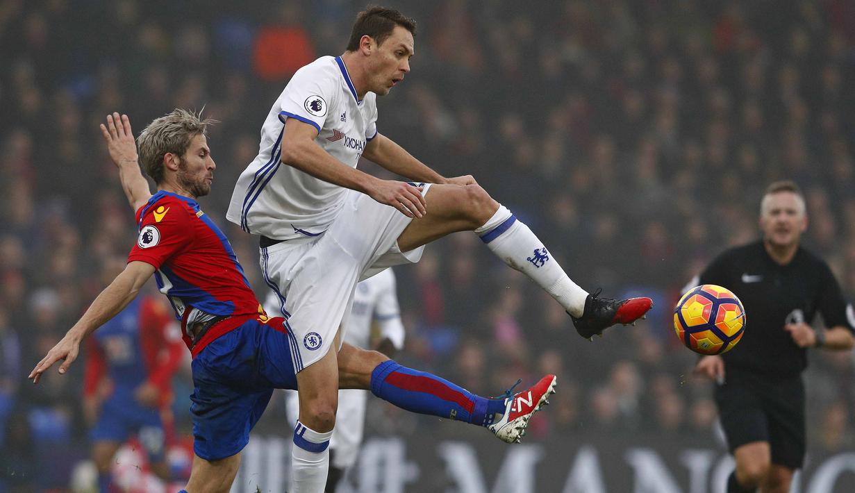 Pemain Crystal Palace, Yohan Cabaye (kir) berusaha menghadang pemain Chelsea, Nemanja Matic pada lanjutan Premier Leagu di Selhurst Park, (17/12/2016). Chelsea menang 1-0. (AFP/Adrian Dennis)  