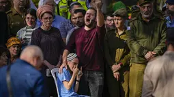 Para pelayat bereaksi selama pemakaman Hillel Yaniv (21) dan Yagel Yaniv (19) di pemakaman nasional Israel di Yerusalem, Senin, 27 Februari 2023. Kedua bersaudara Israel itu dibunuh hari Minggu di kota Hawara, Tepi Barat, oleh seorang pria bersenjata Palestina. yang melarikan diri dari tempat kejadian. (AP/Ohad Zwigenberg)