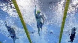 Perenang Australia Emma McKeon (tengah) berenang gaya bebas 100 meter putri Olimpiade Tokyo 2020 di Tokyo, Jepang, Rabu (28/7/2021). Sepanjang sejarah Olimpiade, tidak ada perenang putri yang membuat pencapaian seperti McKeon. (AP Photo/David J. Phillip)