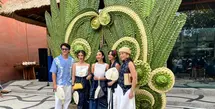 Sheila Dara, Dion Wiyoko, Happy Salma, Ayla Dimitri, dan Fita Anggriani hadir dengan tampilan kasual dan chic serba putih biru saat menghadiri acara pembukaan Birkenstock Umah Ubud. / Foto dok: Fimela.com.