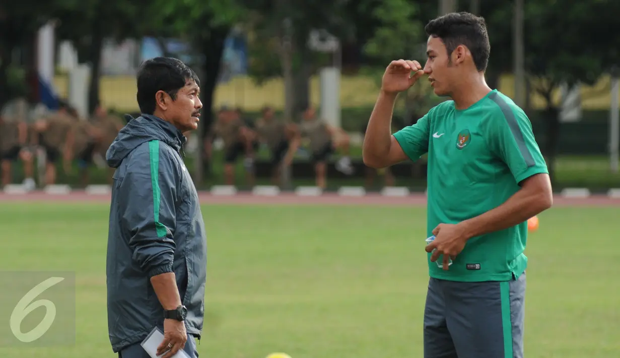 Pelatih Indra Sjafri (kiri) berbincang dengan Charalambos Elias David saat latihan seleksi Timnas Indonesia U-19 di Lapangan Atang Sutresna, Jakarta, Kamis (6/4). 14 pemain baru mengikuti seleksi masuk. (Liputan6.com/Helmi Fithriansyah)