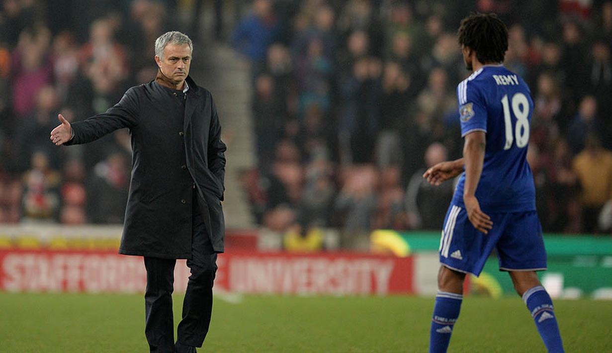Stoke Vs Chelsea, Selasa (27/10/2015). Chelsea gugur dari Piala League usai kalah adu penalti melawan Stoke. (AFP/Oli Scarff)