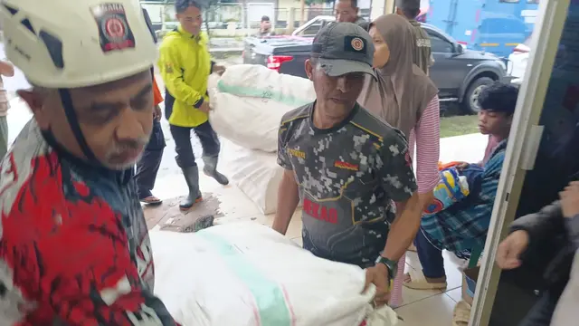 Kementerian Sosial (Kemensos) RI menyalurkan bantuan bagi korban bencana tanah longsor dan banjir bandang di Kabupaten Sukabumi, Jawa Barat.