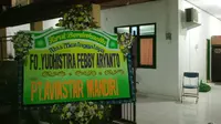 Suasana rumah duka kopilot Aviastar, Yudhistira Febby Aryanto, di Jalan Majapahit, Kuta, Bali. (Liputan6.com/Dewi Divianta)