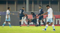 Pemain Arema FC, Carlos Fortes (tengah) melakukan selebrasi usai mencetak gol pertama timnya ke gawang Persela Lamongan dalam laga pekan ke-6 BRI Liga 1 2021/2022 di Stadion Madya, Jakarta, Minggu (3/9/2021). (Bola.com/M Iqbal Ichsan)