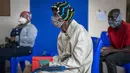 Orang-orang menunggu vaksinasi COVID-19 di rumah sakit Baragwanath Soweto, Afrika Selatan, Senin (13/12/2021). Rata-rata kasus baru COVID-19 harian di Afrika Selatan telah meningkat selama dua minggu terakhir. (AP Photo/Jerome Delay)