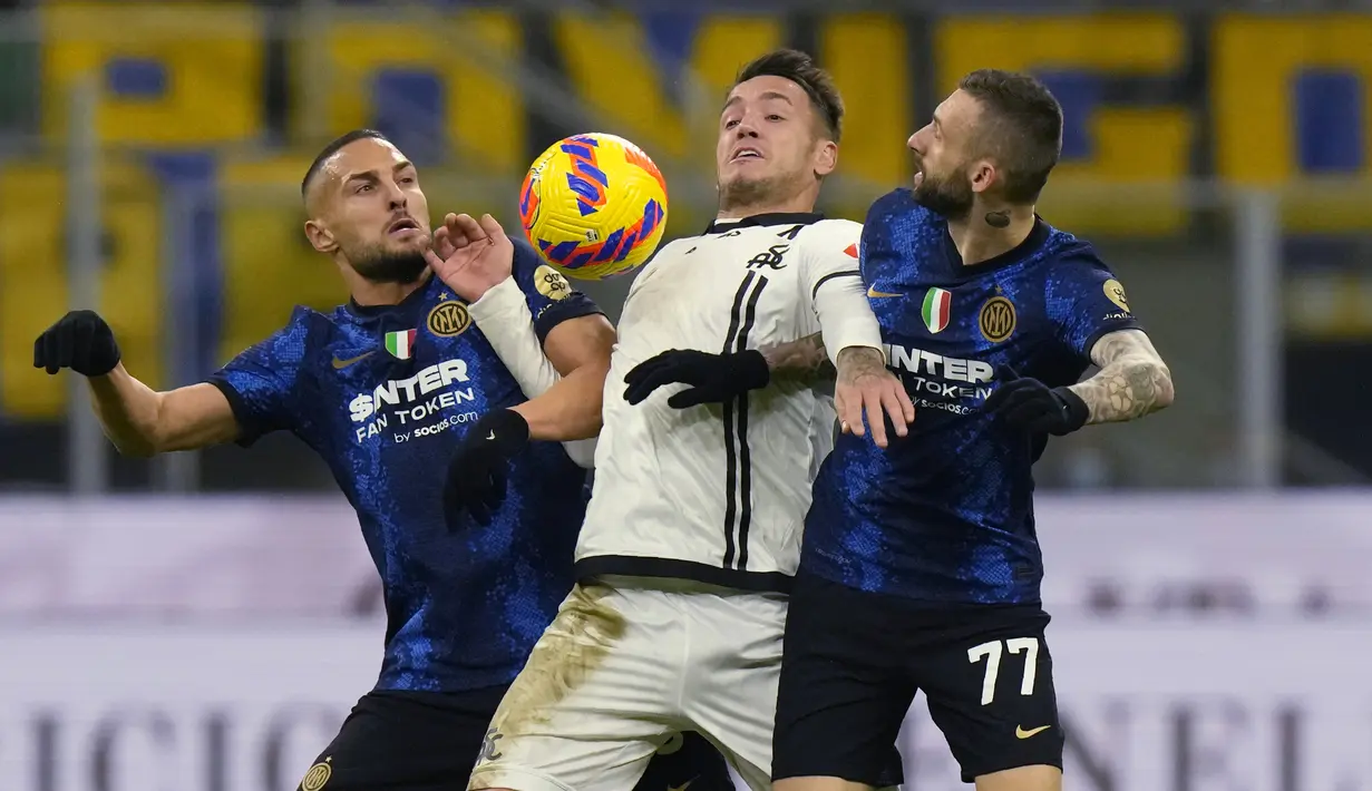 Pemain Spezia, Rey Manaj (tengah) berusaha mengontrol bola dari kawalan dua pemain Inter Milan, Danilo D'Ambrosio dan Marcelo Brozovic pada pertandingan lanjutan Liga Serie A Italia di Stadion San Siro, di Milan, Italia, Kamis (2/12/2021). Inter Milan kini berada di posisi ketiga klasemen dengan 34