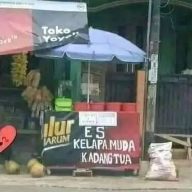 6 Tulisan Typo di Spanduk Warung Es Kelapa Muda Ini Bikin Tepuk Jidat