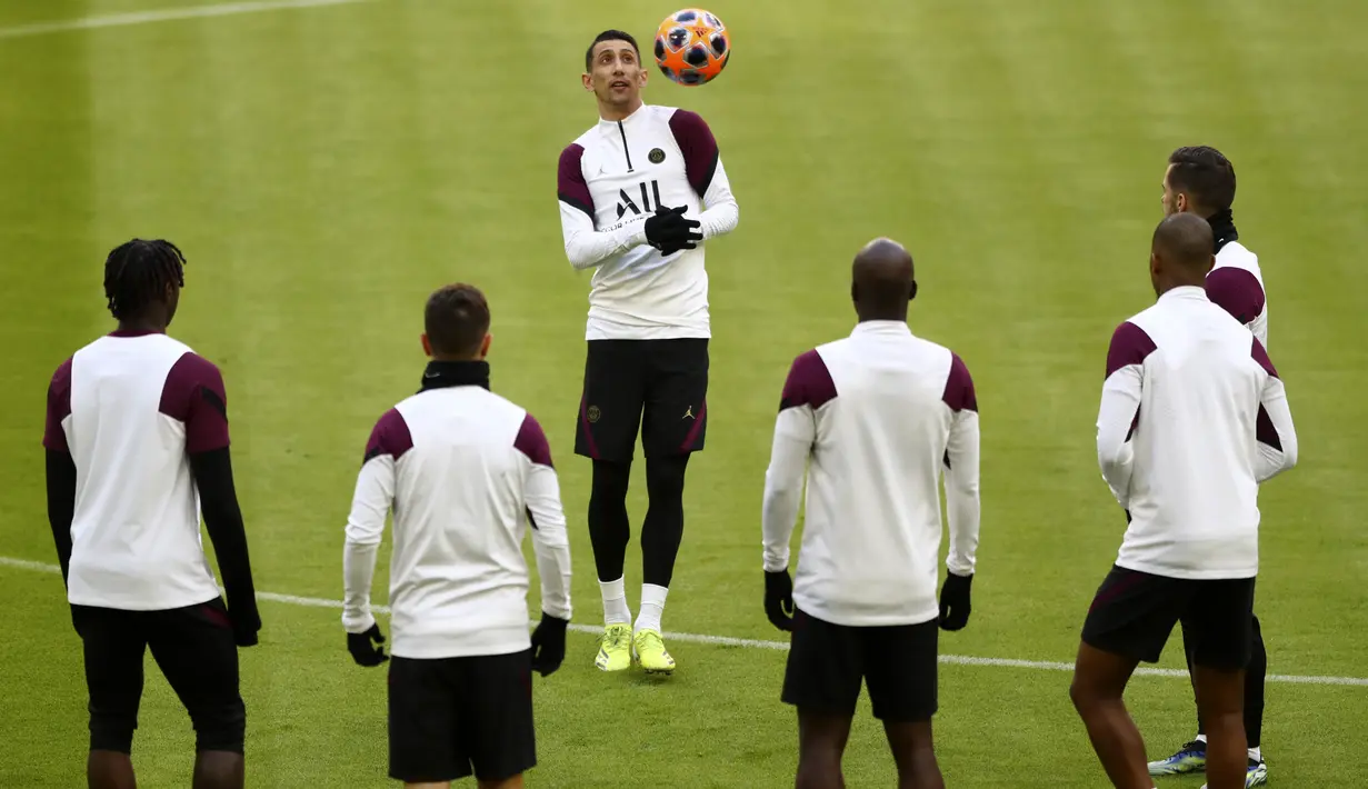 Para pemain PSG mengikuti sesi latihan di di Munich, Jerman (6/4/2021). PSG akan bertanding melawan tuan rumah Bayern Munchen pada leg pertama babak perempat final Liga Champions di Allianz Arena. (AP Photo/Matthias Schrader)